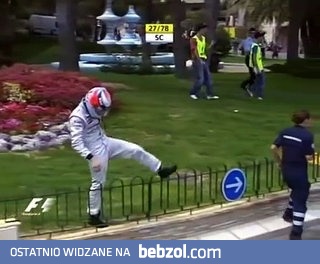 GP Monaco 2006. Po awarii bolidu Kimi Raikkonen