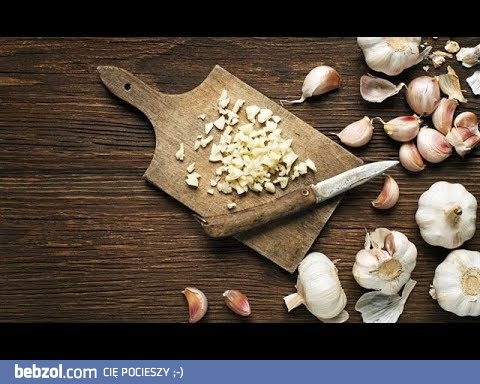 Jak obierać i siekać czosnek?