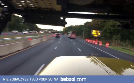 Wóz strażacki zmienia pas