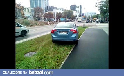 Banda debili jeżdżących po chodniku. Końcówka z udziałem policji