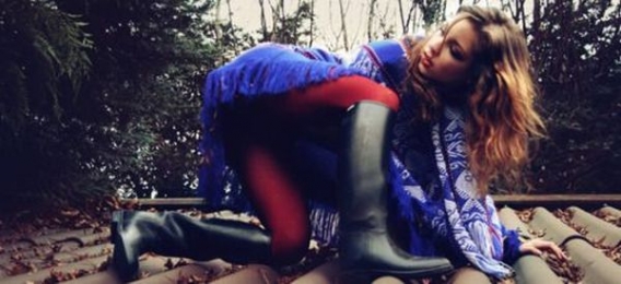 Modelki w dziwnych pozach Modelki w dziwnych pozach