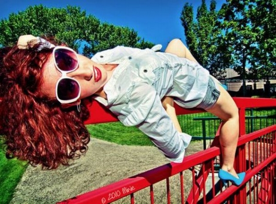 Modelki w dziwnych pozach Modelki w dziwnych pozach